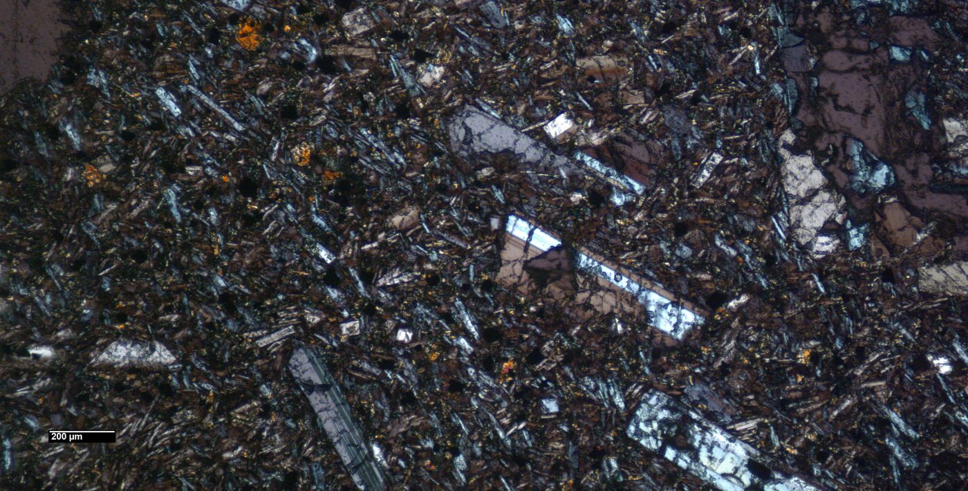 Microfotografía petrográfica de texturas minerales