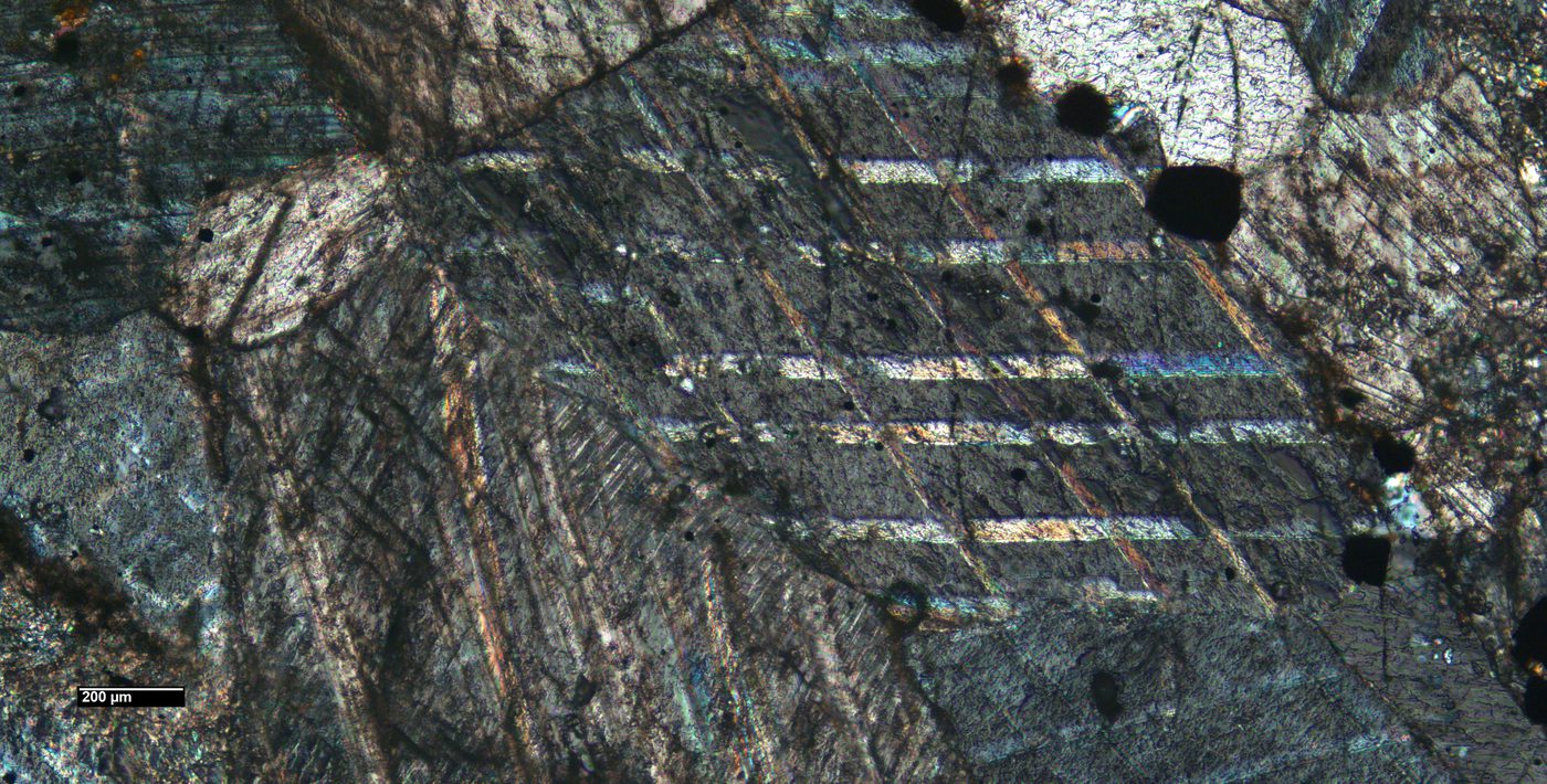 Microfotografía petrográfica con colores de interferencia