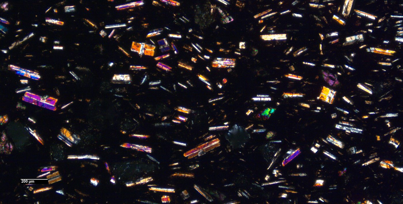 Microfotografía petrográfica de lava y yeso
